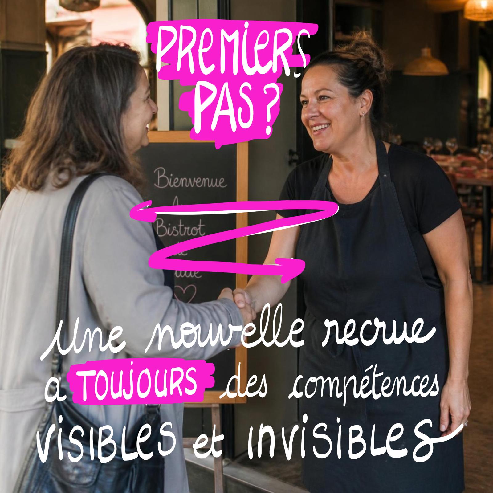 Deux femmes se serrent la main à l'entrée d'un bistrot, l'une en tablier. Texte manuscrit : Premiers pas ? Une nouvelle recrue a toujours des compétences visibles et invisibles.